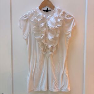 BCBGMAXAZRIA White Ruffled Cap Sleeve Blouse (Size M)